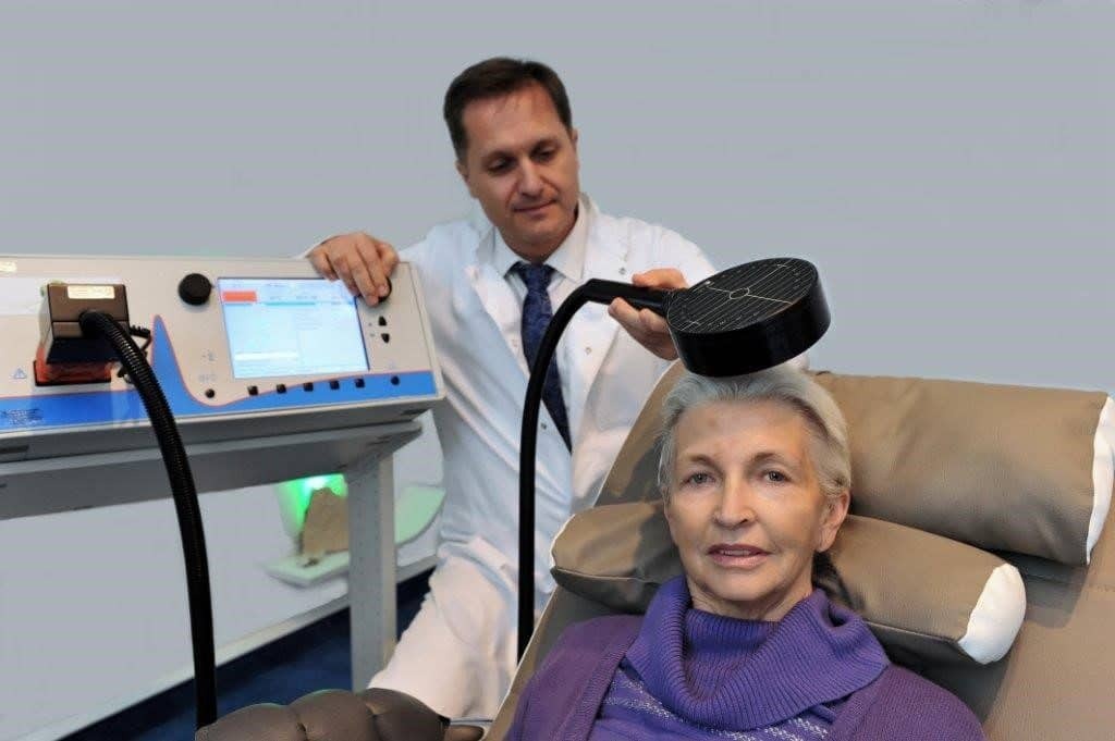 Behandlung einer Patientin mit Magnetstimulation
